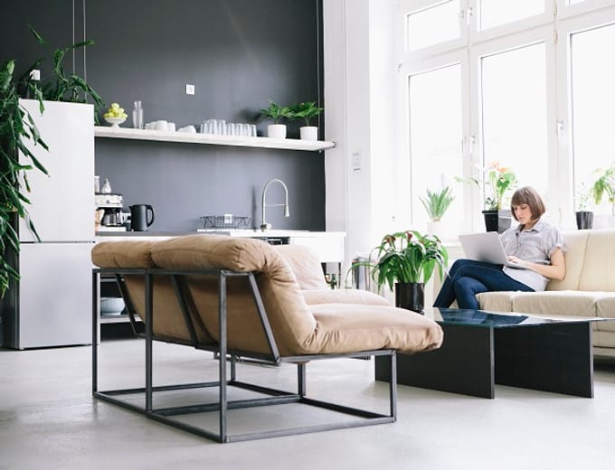 vrouw-in-appartement-384_680x520_fit